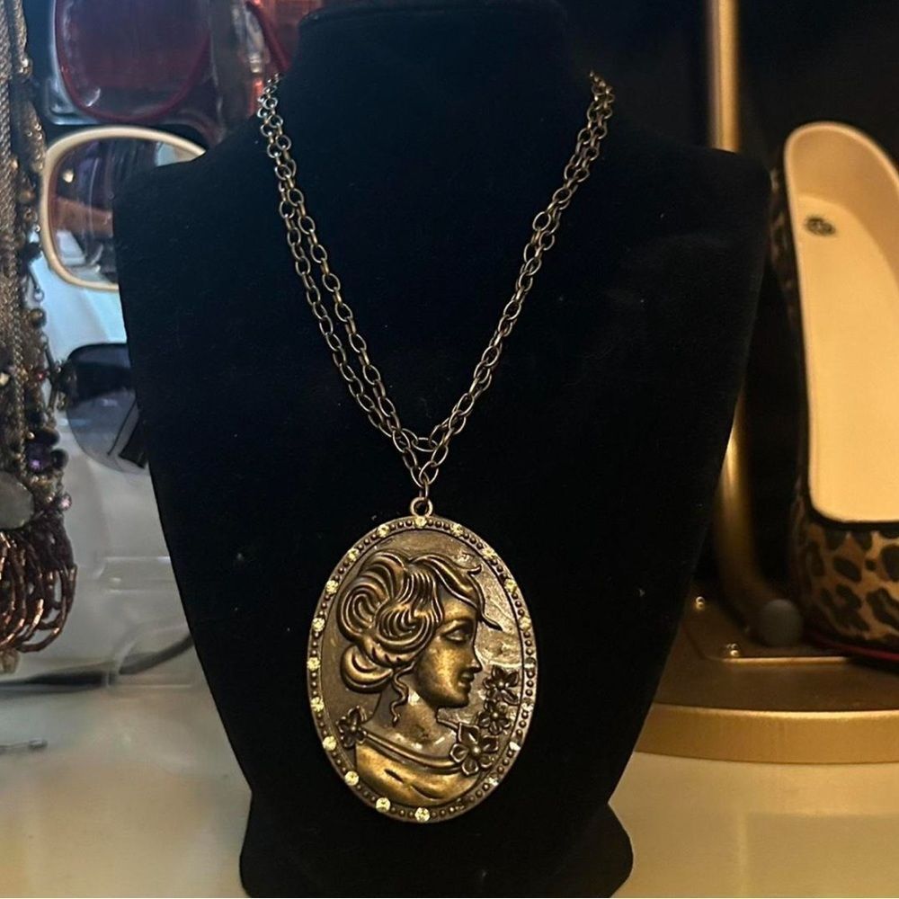 Vintage Cameo Necklace Gold Pressed Metal Lady
Lightweight